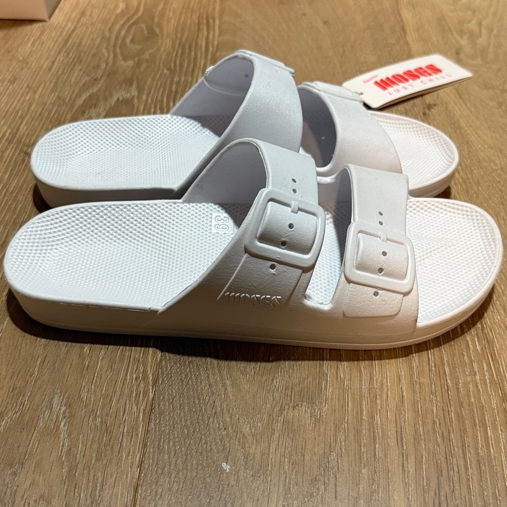 Freedom Moses white slides size 38 39 NEW